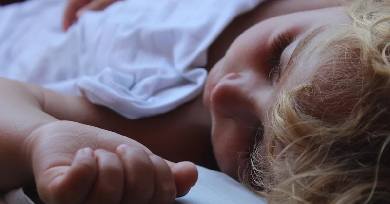 Le lit bébé : le premier équipement à inspecter, vraiment